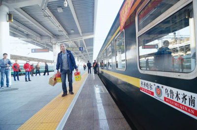 ​齐齐哈尔至乌鲁木齐K1084次列车昨首发