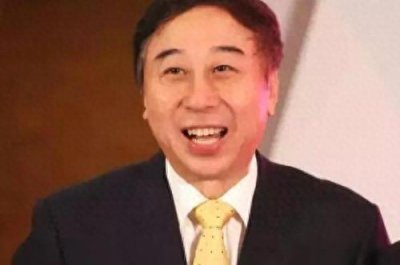 ​63岁冯巩近况罕曝光，录小视频再现金句，两鬓微白老态明显惹心酸