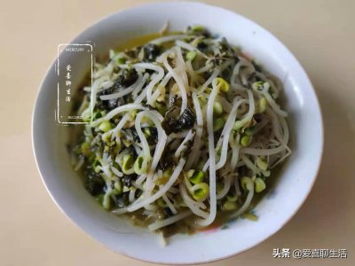 ​它一年四季有，买来加一物一起炒，脆生生酸溜溜，夏天吃开胃爽口