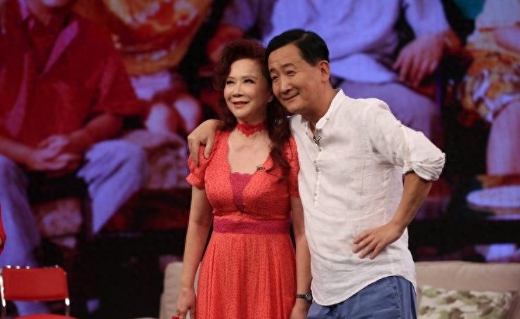 58岁梁天出身名门背景深,追蔡明被拒,妻子是大美女