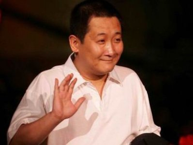 ​58岁梁天出身名门背景深，追蔡明被拒，妻子是大美女