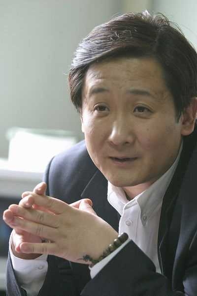 58岁梁天出身名门背景深,追蔡明被拒,妻子是大美女