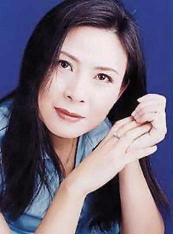 58岁梁天出身名门背景深,追蔡明被拒,妻子是大美女