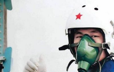 ​冯思广英雄事迹（冯思广：飞机故障他拒绝跳伞，1.1秒救下4000多人，追悼会补