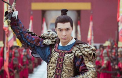 ​张艺兴个子有多矮？新剧开机现场照曝光，同行对比暴露真实身高