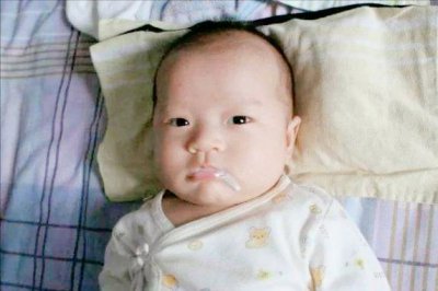 ​新生儿总是吐奶 为什么小宝宝都爱吐奶？提醒：有效预防更重要，附具体方法