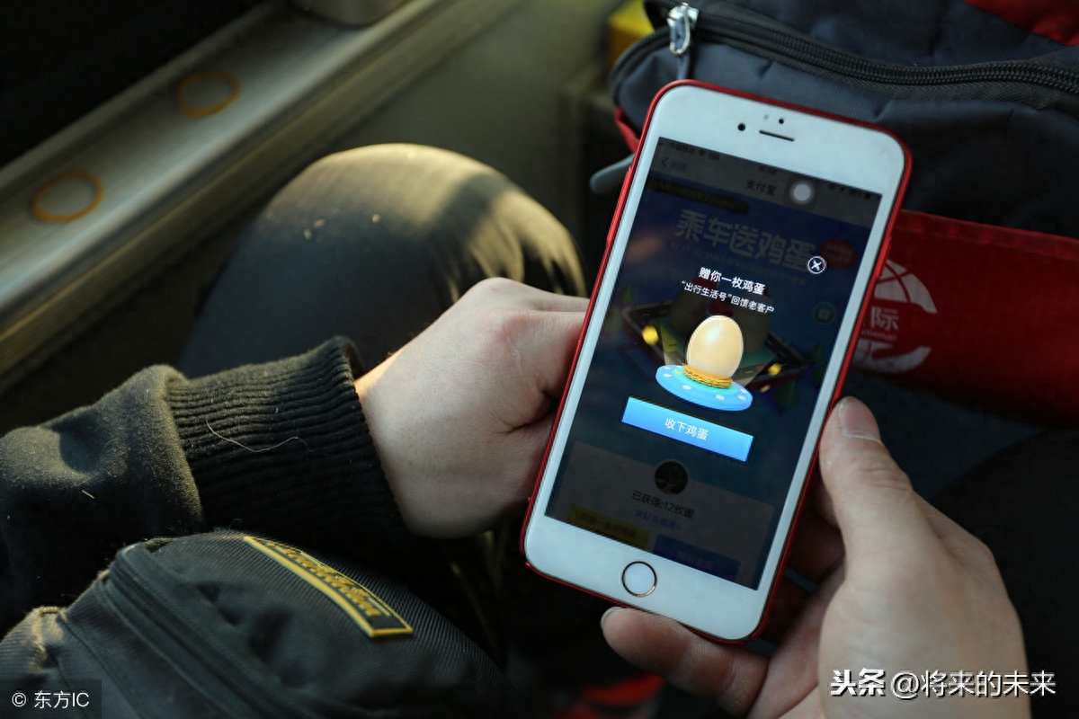 天津街头公交现“养鸡专车”,为提倡绿色出行免费送“1蛋”