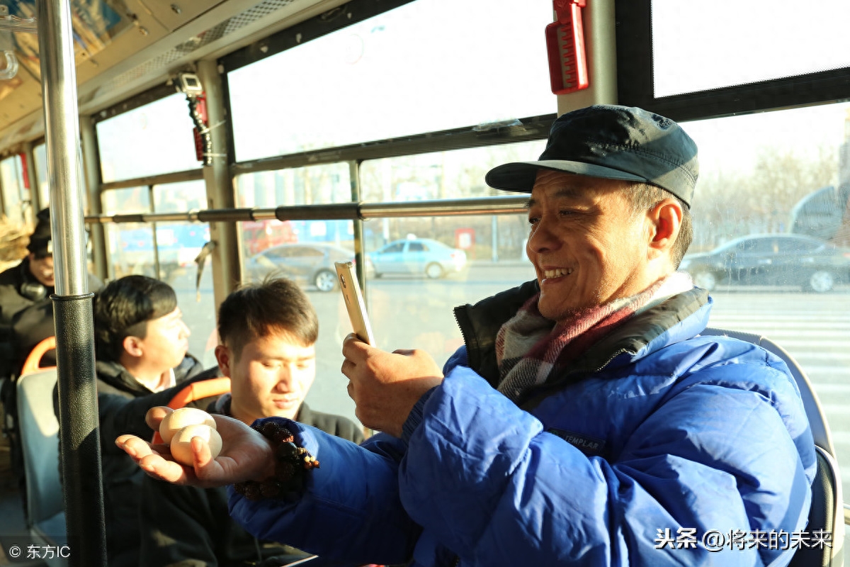 天津街头公交现“养鸡专车”,为提倡绿色出行免费送“1蛋”