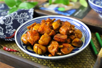 ​无壳的栗子怎样做好吃？和鸡翅焖一焖，鲜美营养，醇香入味，汤都不剩