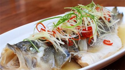 ​请问鲈鱼怎么做好吃？这样做，又香又嫩，连吃5碗米饭也不够