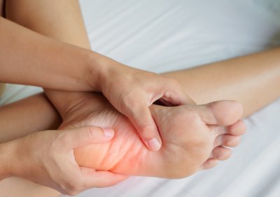 ​脚痛 不同位置的脚疼，可能与不同的疾病相关，要及时治疗