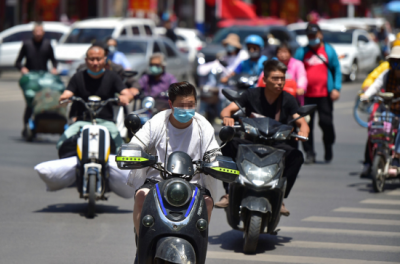 ​锂电池和铅酸电池哪个好（电动车选锂电池和铅酸电池，哪个更好、更划算？）