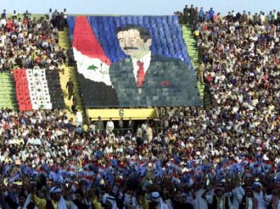 ​萨达姆死前狱中照片曝光，被脱光衣服虐待，群众的反应难以理解