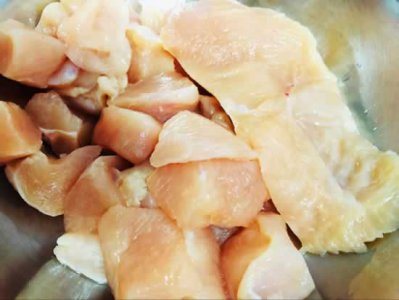 ​炸鸡块的腌制方法和配料（炸鸡块怎么腌制？自己在家做出外皮酥脆，鸡肉鲜嫩不