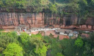 ​有个外形奇特的女娲洞，相传流出的“圣水”能治百病