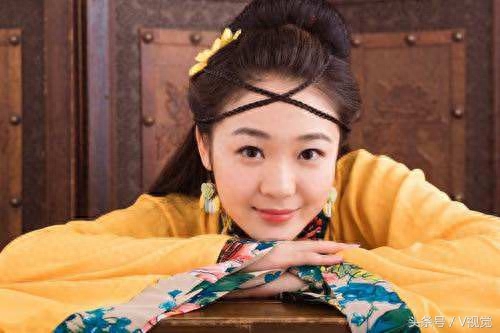 齐如意，《暖春》中饰演小花，《樱桃》中演红红，悲情女孩长大了