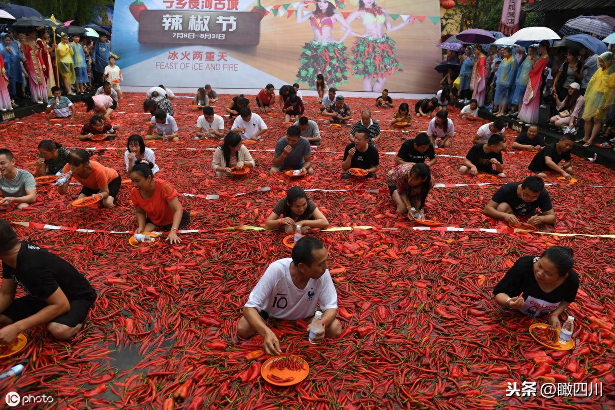 湖南举办吃辣椒比赛，挑战者被辣成表情包，男子1分钟吞50个夺冠