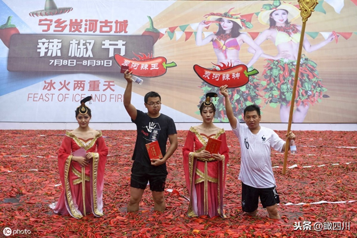 湖南举办吃辣椒比赛，挑战者被辣成表情包，男子1分钟吞50个夺冠