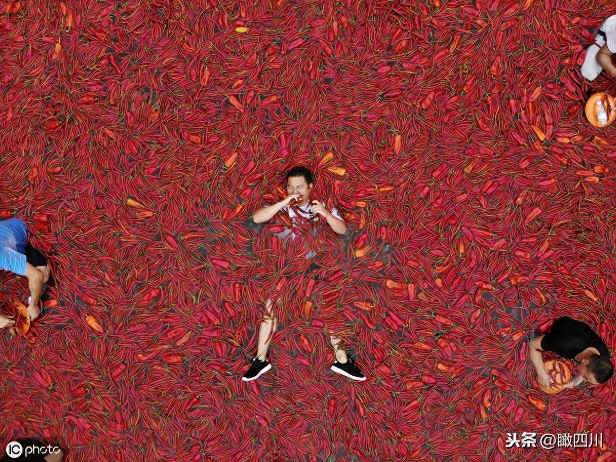 湖南举办吃辣椒比赛，挑战者被辣成表情包，男子1分钟吞50个夺冠