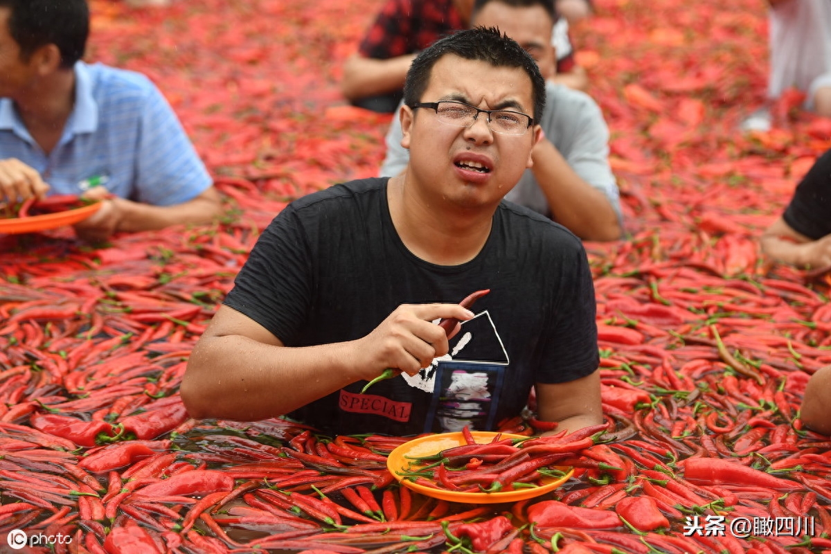 湖南举办吃辣椒比赛，挑战者被辣成表情包，男子1分钟吞50个夺冠