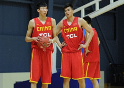 ​李慕豪周琦谁高 两位七尺长人身高相仿平分秋色