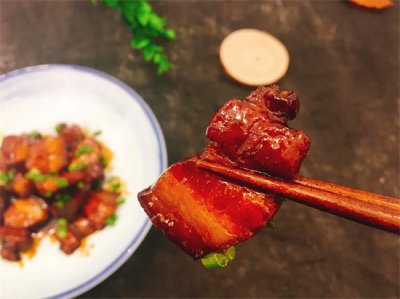 ​红烧肉肥而不腻的关键是多加这一步！