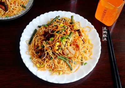 ​怎样做蒸面条好吃又简单？这方法简单零失败，有面有菜，5个人吃嗨