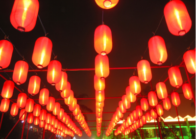 ​过年为什么放鞭炮挂红灯笼？