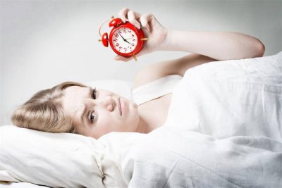 ​晚上失眠了怎么办最有效（晚上失眠睡不着？坚持“两多”和“两少”，或能助你