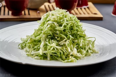 ​拌白菜丝怎么拌好吃？这样做，入味脆香，天冷也要吃