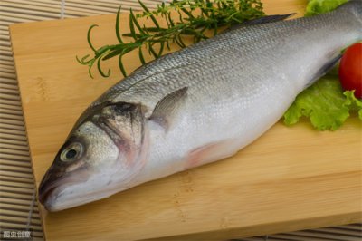 ​清蒸鲈鱼怎么做最好吃？教你正确做法，鱼肉嫩滑无腥味