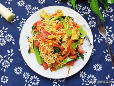 ​家常方便面炒面教程分享给你，成本5块钱，出锅筋道爽口，连吃3天都不腻