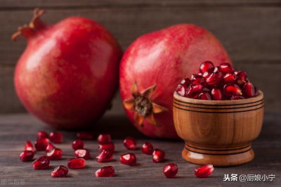 ​挑石榴怎么挑为好？选又大又红的就错了，记住这4点，石榴香甜，一咬爆汁