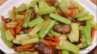 ​芹菜怎么炒？教你一招，鲜嫩爽口不塞牙