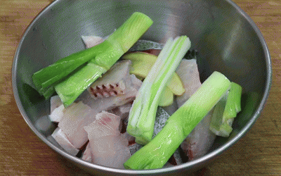 ​炸鱼块怎么做酥脆好吃不回软？方法来了，外皮酥脆，鱼肉鲜嫩