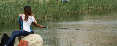 ​朋友在海边钓鱼我在海边钓蟹 河边钓螃蟹