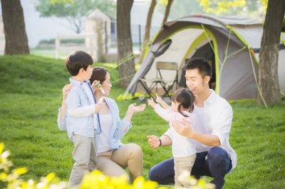 ​穿什么颜色的衣服防晒效果更好（夏天穿什么颜色更防晒？不是白色，原来我们一