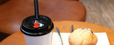 ​为什么咖啡盖上有两个孔 喝咖啡是从盖子的小孔里喝嘛