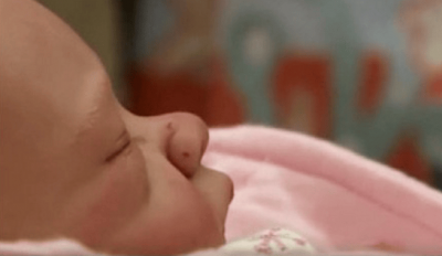 ​把仿生婴儿当亲生孩子养，用不被理解的状态，弥补各自人生的缺憾