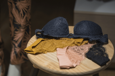 ​女人内裤上有黄色分泌物是怎么回事 女人内裤上有黄色的分泌物是什么