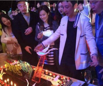 ​王思聪蛋糕上写着kimi用力 乔任梁的死因真的有蹊跷