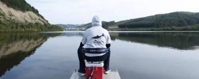 ​秋天钓鲫鱼钓位的选择 仲秋野钓鲫鱼如何选择钓位图解