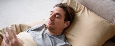 ​经常戴耳机睡觉有什么危害 带耳机睡觉会有什么坏处