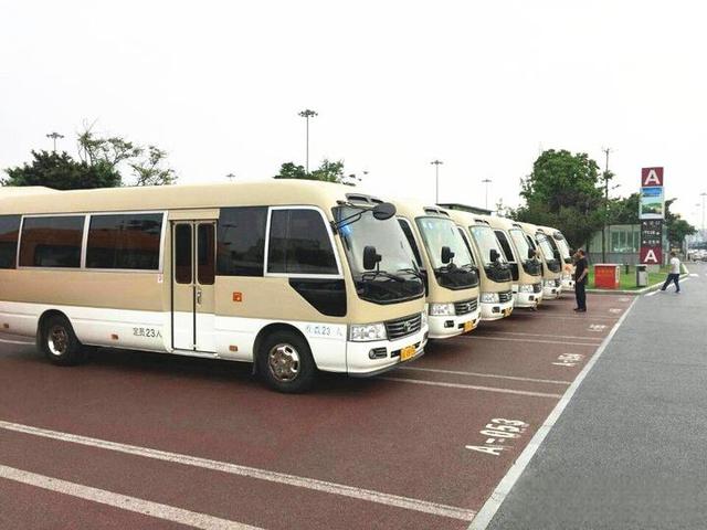 成都考斯特中巴车租赁多少钱一天？-