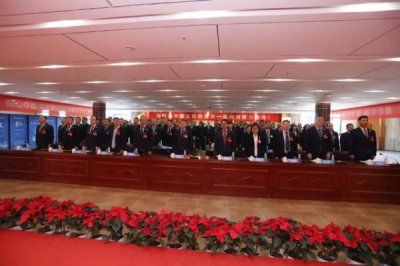 ​华山论剑西凤酒工资(华山论剑西凤酒45度多少钱一瓶)