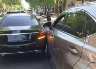 ​新车刮蹭了报保险还是自己修（刚买新车剐蹭开到4s店修吗）