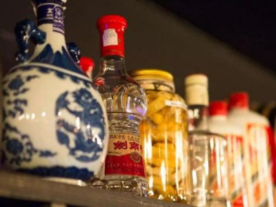 ​2002年小糊涂仙酒52度价格(2002年的小糊涂仙多少钱)