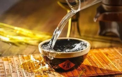 ​啤酒和白酒混起来喝(啤酒和白酒混起来喝会咋样)