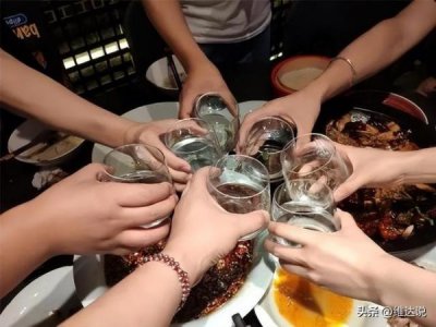 ​喝白酒为什么要喝矿泉水(喝白酒为什么会胖)