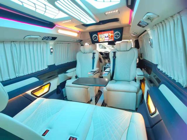 7座高顶奔驰V260迈巴赫商务车现车配置特价解读-